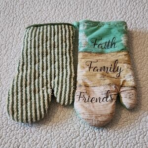 Kirkland Faith Family Friends Country Kitchen Oven Mits Religous Spirtual Set